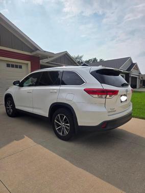 White 2019 Toyota Highlander XLE