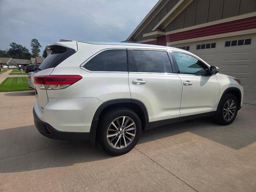 White 2019 Toyota Highlander XLE