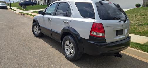 Silver 2004 Kia Sorento EX