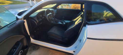 White 2015 Dodge Challenger SXT