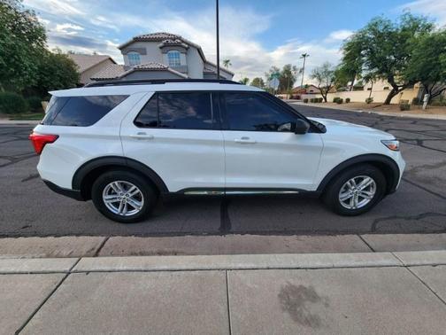 White 2022 Ford Explorer XLT