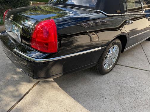 Black 2008 Lincoln Town Car Signature Limited