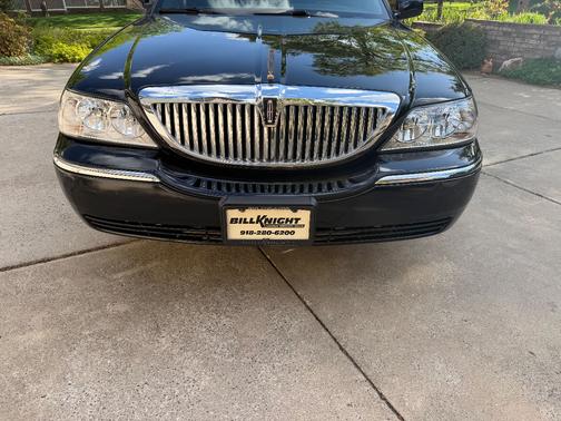Black 2008 Lincoln Town Car Signature Limited