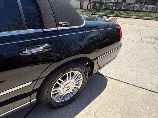Black 2008 Lincoln Town Car Signature Limited