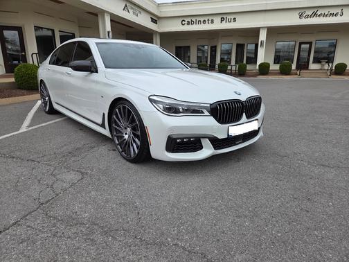 White 2019 BMW 750 i