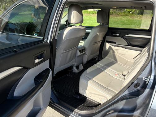 Blue 2019 Toyota Highlander XLE