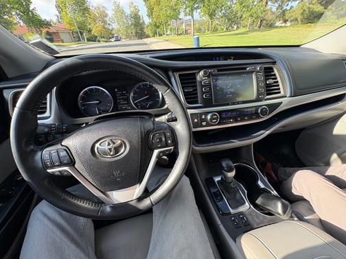 Blue 2019 Toyota Highlander XLE