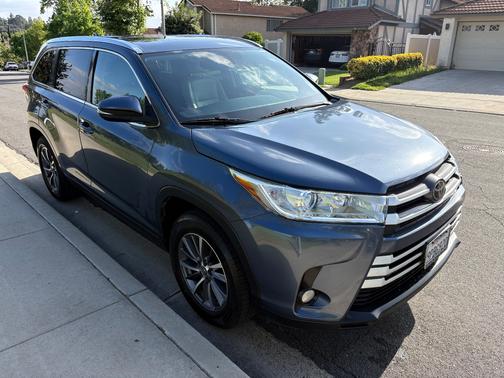 Blue 2019 Toyota Highlander XLE