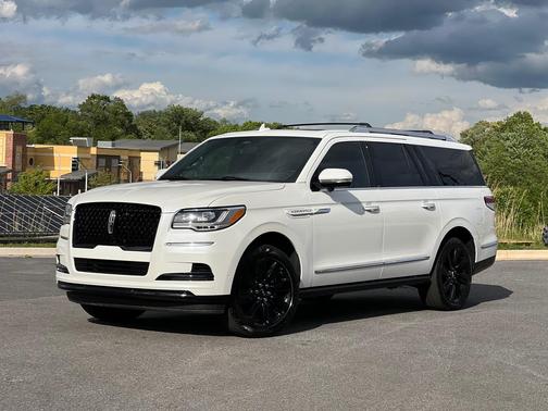 White 2023 Lincoln Navigator L Reserve