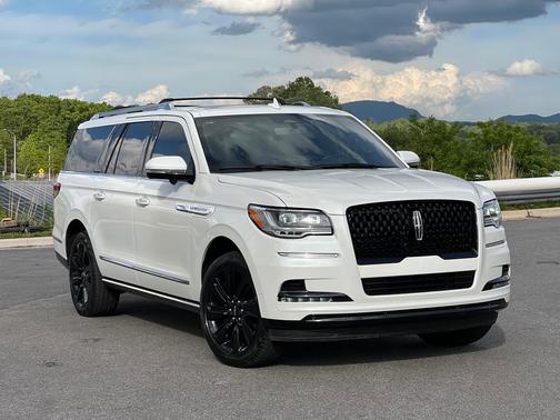 White 2023 Lincoln Navigator L Reserve
