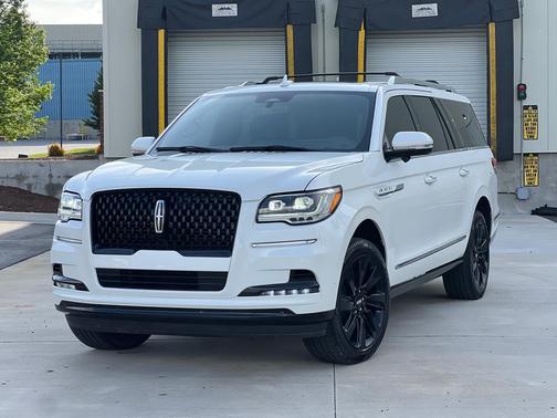 White 2023 Lincoln Navigator L Reserve