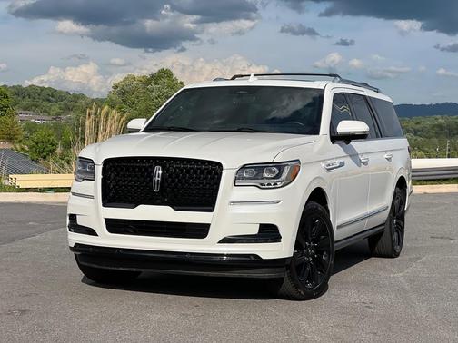 White 2023 Lincoln Navigator L Reserve