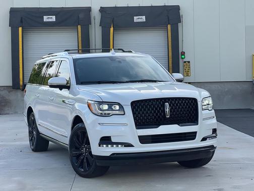 White 2023 Lincoln Navigator L Reserve