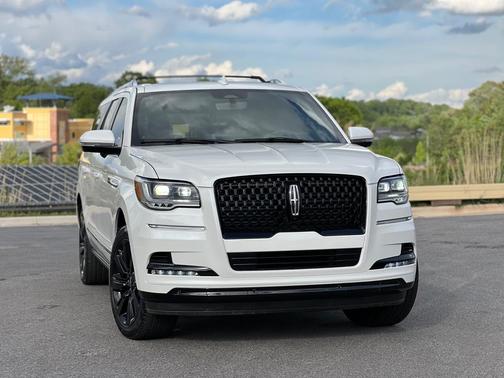 White 2023 Lincoln Navigator L Reserve