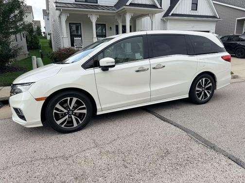White 2018 Honda Odyssey Elite