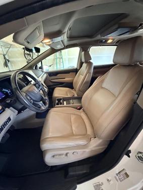 White 2018 Honda Odyssey Elite