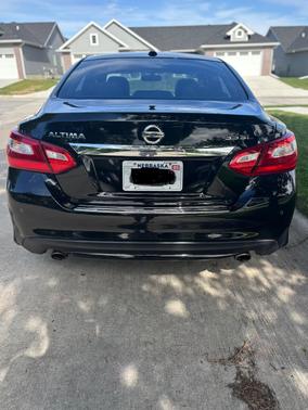 Black 2016 Nissan Altima 3.5 SL