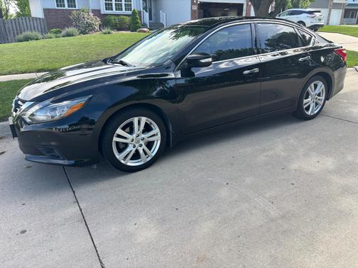 Black 2016 Nissan Altima 3.5 SL