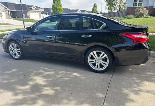 Black 2016 Nissan Altima 3.5 SL