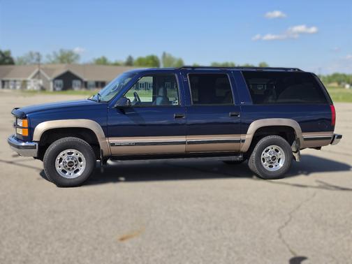 Blue 1998 GMC Suburban 2500