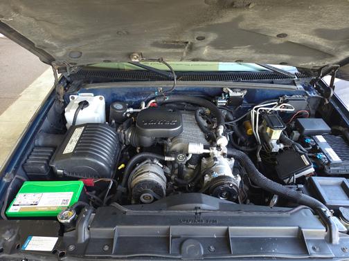 Blue 1998 GMC Suburban 2500