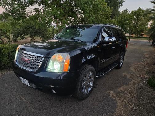 Black 2013 GMC Yukon Denali