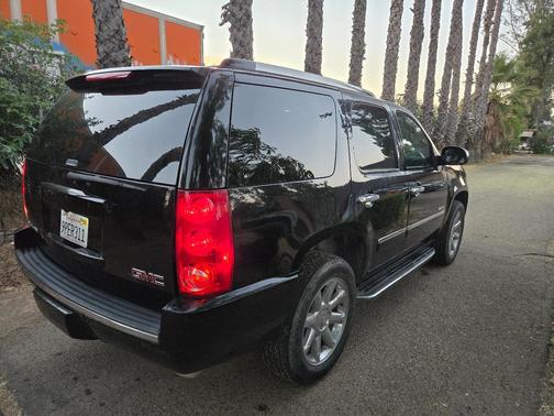 Black 2013 GMC Yukon Denali