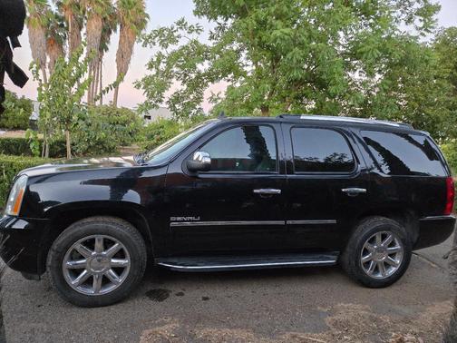 Black 2013 GMC Yukon Denali