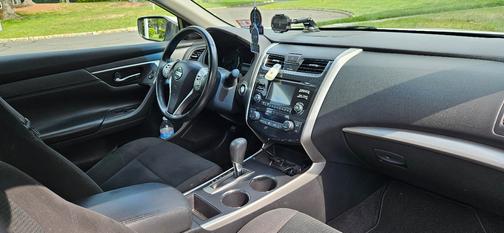 White 2015 Nissan Altima 2.5 SV