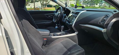 White 2015 Nissan Altima 2.5 SV