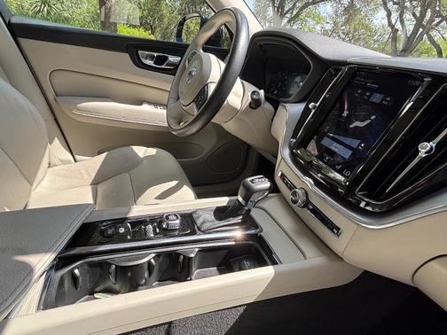 Black 2018 Volvo XC60 T5 Momentum