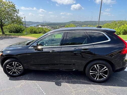 Black 2018 Volvo XC60 T5 Momentum