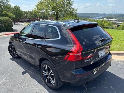 Black 2018 Volvo XC60 T5 Momentum