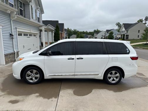 White 2017 Toyota Sienna L