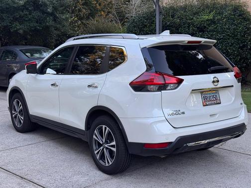 White 2019 Nissan Rogue SV