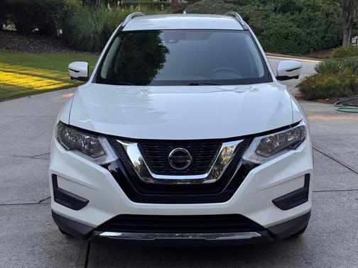 White 2019 Nissan Rogue SV