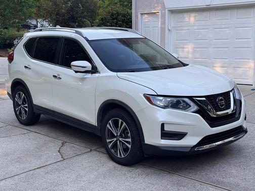 White 2019 Nissan Rogue SV
