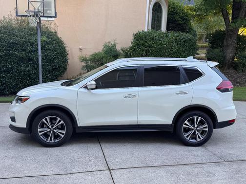 White 2019 Nissan Rogue SV
