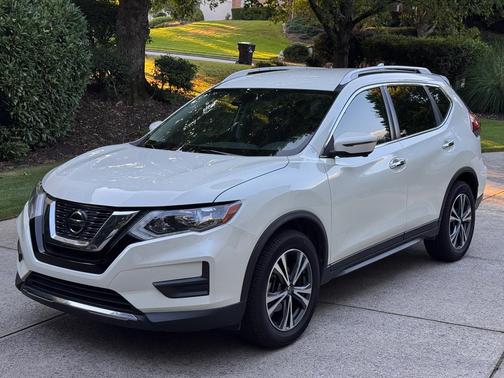 White 2019 Nissan Rogue SV