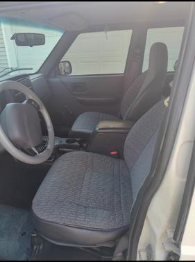 White 2000 Jeep Cherokee SE 4WD