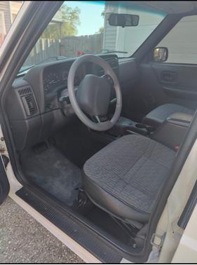 White 2000 Jeep Cherokee SE 4WD