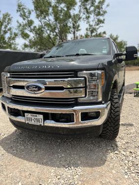 Photo 2 of 25 of 2017 Ford F-250 Lariat