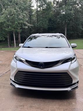 White 2023 Toyota Sienna Limited