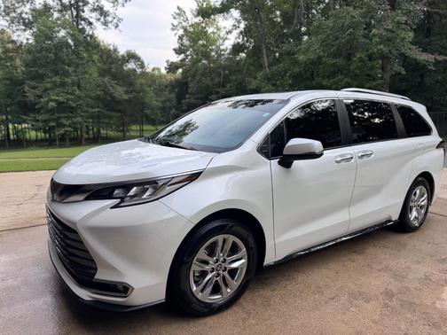 White 2023 Toyota Sienna Limited