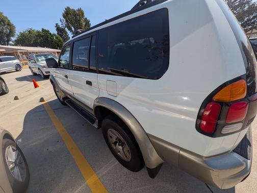 2000 Mitsubishi Montero Sport XLS