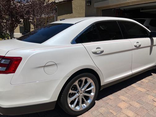 White 2018 Ford Taurus Limited