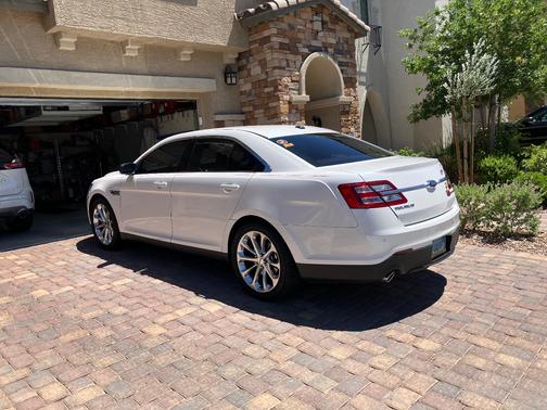 White 2018 Ford Taurus Limited