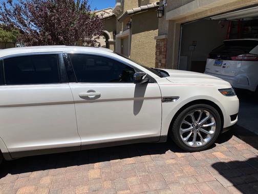 White 2018 Ford Taurus Limited