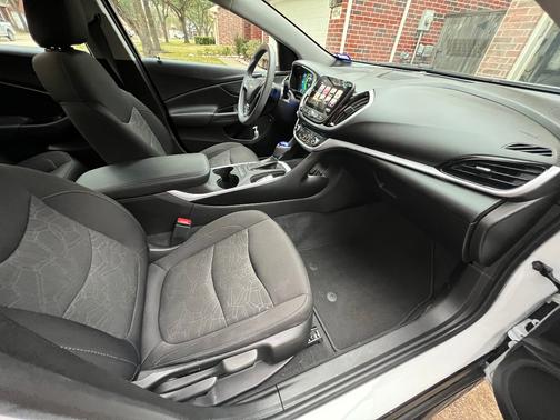 White 2018 Chevrolet Volt LT