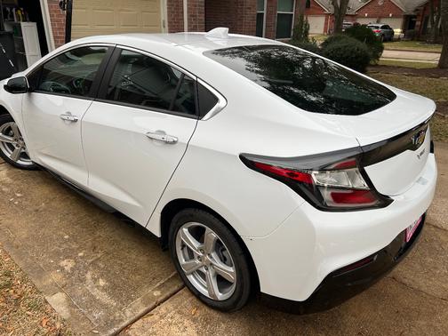 White 2018 Chevrolet Volt LT